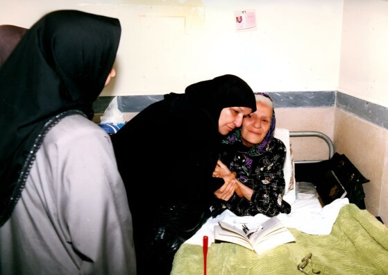 دیده نشده های از بازدید سینماگران از سالمندان کهریزک و دیدار با ”آنیک” بازیگر سینمای ایران در سال ۷۵