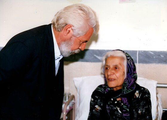 دیده نشده های از بازدید سینماگران از سالمندان کهریزک و دیدار با ”آنیک” بازیگر سینمای ایران در سال ۷۵