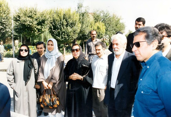 دیده نشده های از بازدید سینماگران از سالمندان کهریزک و دیدار با ”آنیک” بازیگر سینمای ایران در سال ۷۵