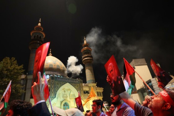 جشن مردم تهران پس از حملات مقاومت به رژیم صهیونیستی