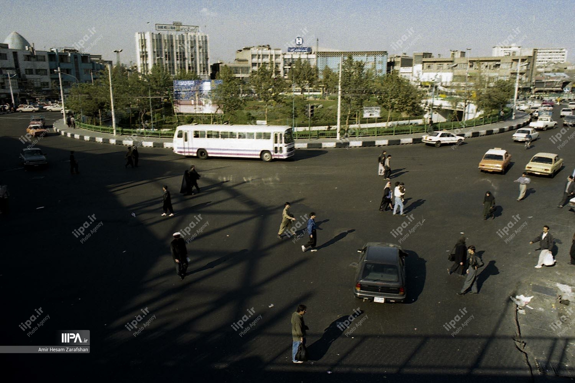 تصاویر دیده نشده از میدان امام حسین (ع) در سال ۱۳۷۴