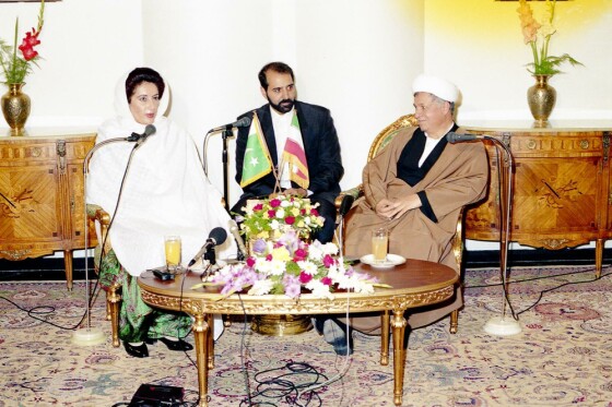 عکس های منتشر نشده از سفر بی نظیر بوتو به تهران در سال ۱۳۷۴