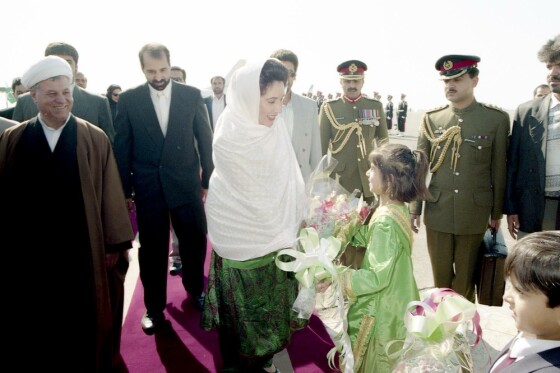 عکس های منتشر نشده از سفر بی نظیر بوتو به تهران در سال ۱۳۷۴