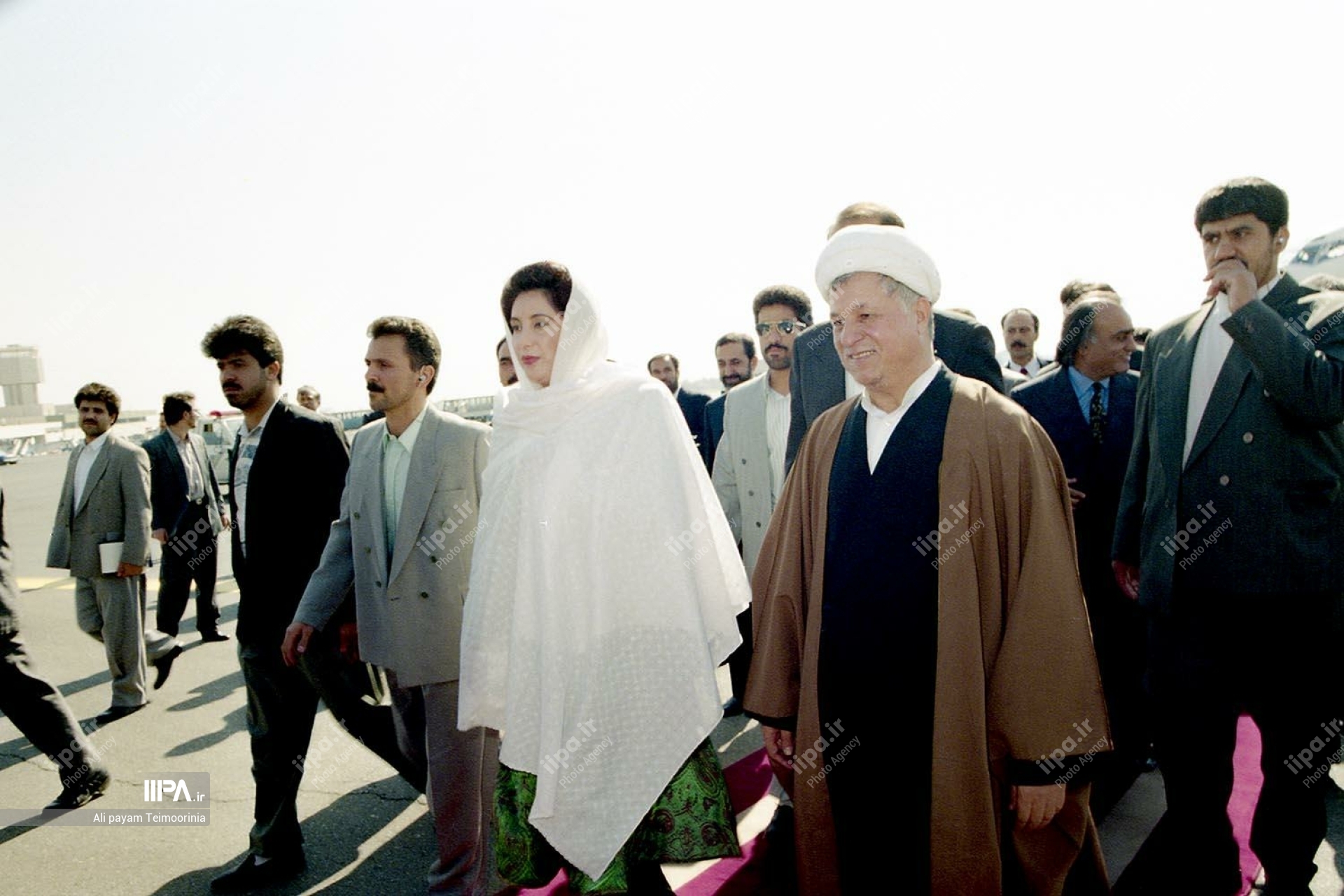 عکس های منتشر نشده از سفر بی نظیر بوتو به تهران در سال ۱۳۷۴
