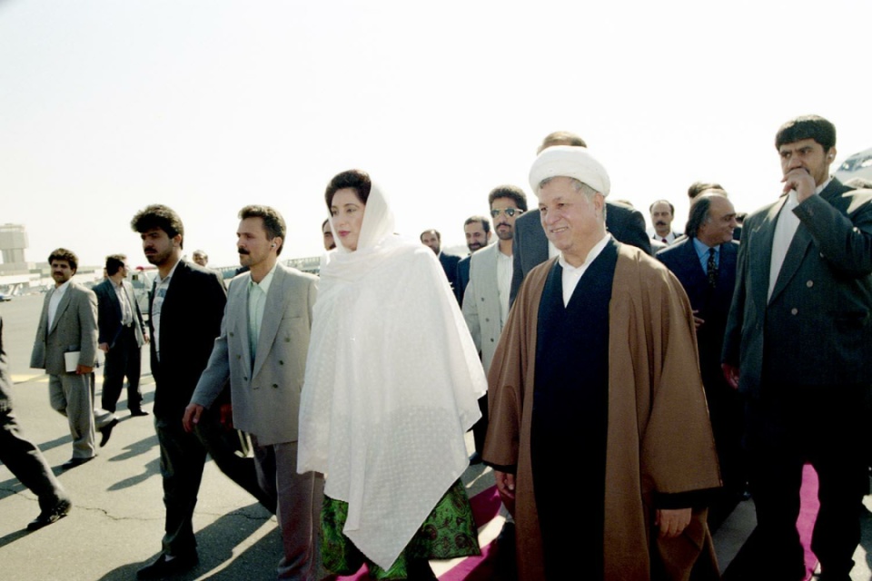عکس های منتشر نشده از سفر بی نظیر بوتو به تهران در سال ۱۳۷۴