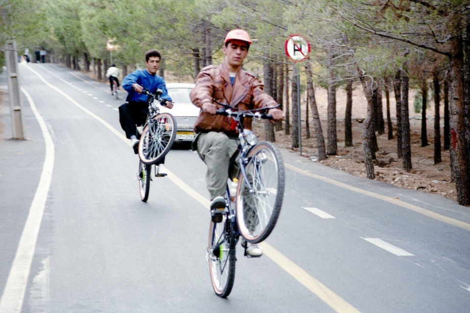 عکس های دیده نشده از مردم تهران درپیست دوچرخه سواری پارک چیتگر در سال ۱۳۷۴