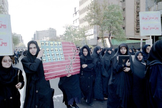 عکس های منتشر نشده از راهپیمایی ۱۳ آبان دهه هفتاد