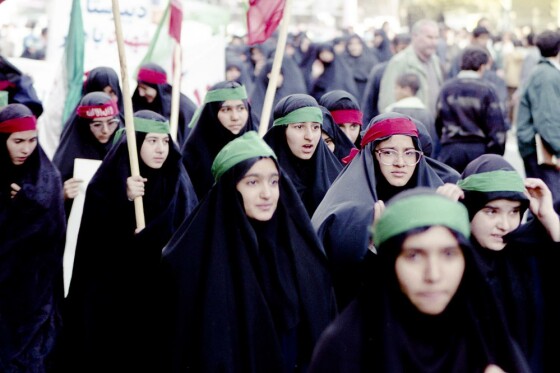 عکس های منتشر نشده از راهپیمایی ۱۳ آبان دهه هفتاد