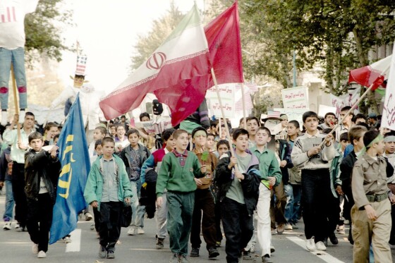 عکس های منتشر نشده از راهپیمایی ۱۳ آبان دهه هفتاد