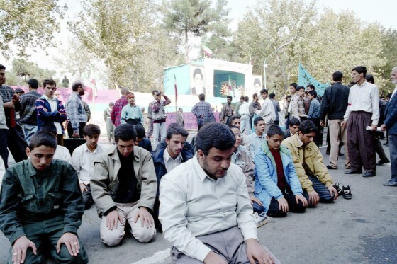 عکس های منتشر نشده از راهپیمایی ۱۳ آبان دهه هفتاد