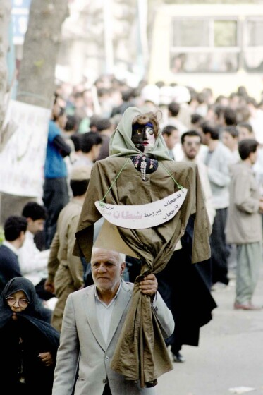 عکس های منتشر نشده از راهپیمایی ۱۳ آبان دهه هفتاد