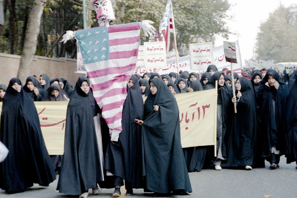 عکس های منتشر نشده از راهپیمایی ۱۳ آبان دهه هفتاد