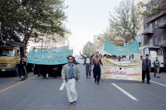 عکس های منتشر نشده از راهپیمایی ۱۳ آبان دهه هفتاد