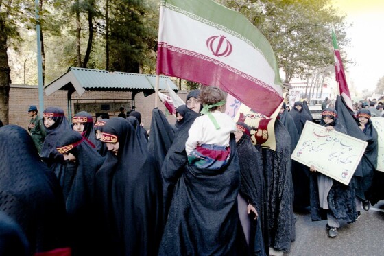 عکس های منتشر نشده از راهپیمایی ۱۳ آبان دهه هفتاد