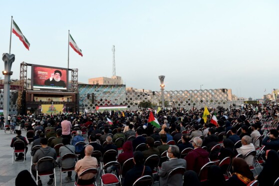 تجمع مردمی در تهران هنگام پخش سخنان سید حسن نصرالله