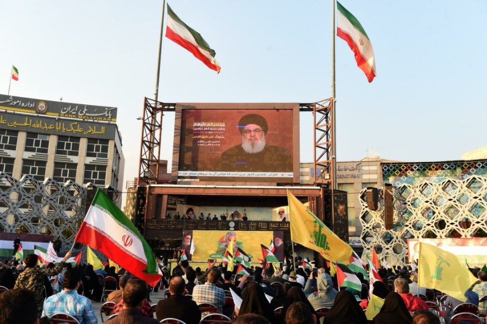 تجمع مردمی در تهران هنگام پخش سخنان سید حسن نصرالله