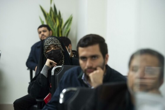 رونمایی از کتاب «بدون روتوش با دهه هشتادیها»