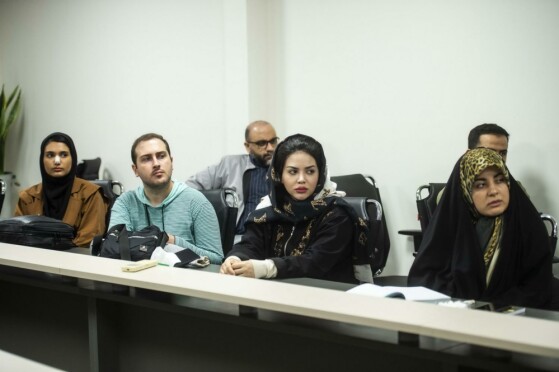 رونمایی از کتاب «بدون روتوش با دهه هشتادیها»