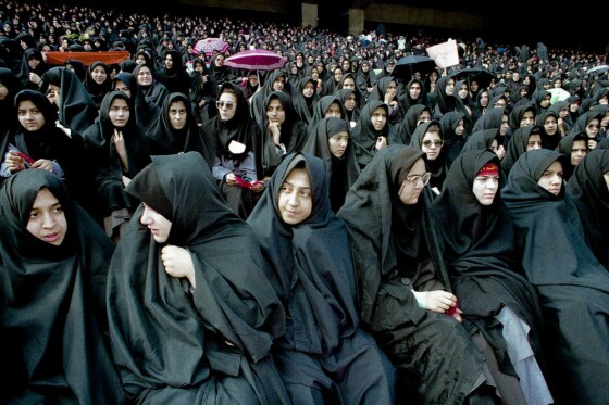 اجتماع بزرگ زنان بسیجی در ورزشگاه آزادی در دهه هفتاد