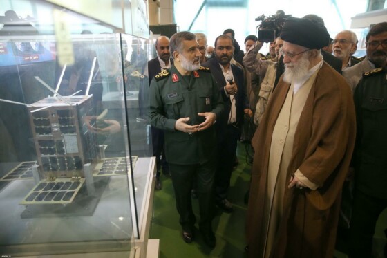 بازدید فرمانده کل قوا از نمایشگاه دستاوردهای نیروی هوافضای سپاه