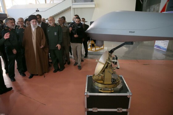 بازدید فرمانده کل قوا از نمایشگاه دستاوردهای نیروی هوافضای سپاه