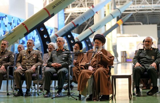 بازدید فرمانده کل قوا از نمایشگاه دستاوردهای نیروی هوافضای سپاه