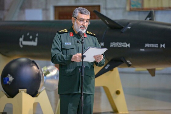 بازدید فرمانده کل قوا از نمایشگاه دستاوردهای نیروی هوافضای سپاه