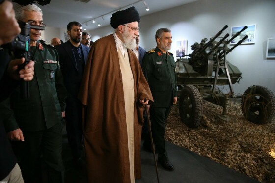 بازدید فرمانده کل قوا از نمایشگاه دستاوردهای نیروی هوافضای سپاه