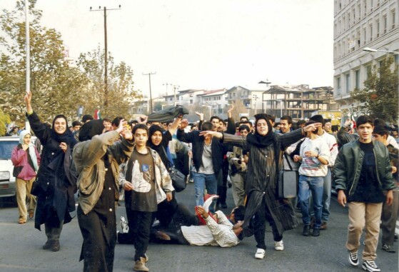 شادی مردم پس تساوی مقابل استرالیا و صعود به جام جهانی فرانسه در هشتم آذر ۷۶