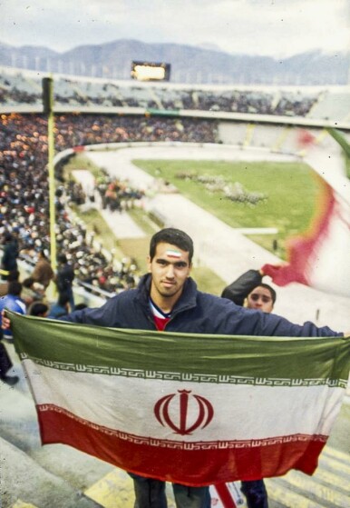 شادی مردم پس تساوی مقابل استرالیا و صعود به جام جهانی فرانسه در هشتم آذر ۷۶