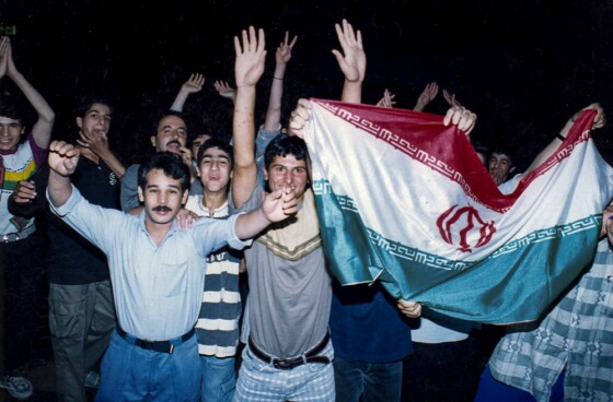 شادی مردم پس تساوی مقابل استرالیا و صعود به جام جهانی فرانسه در هشتم آذر ۷۶