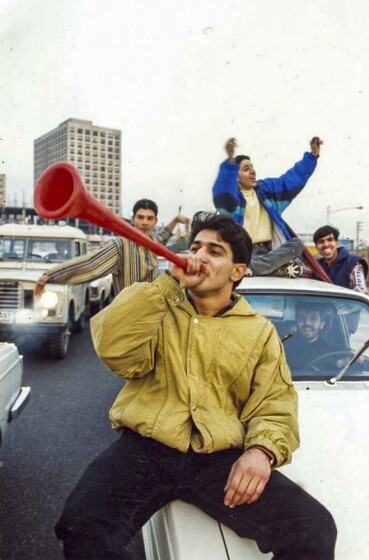 شادی مردم پس تساوی مقابل استرالیا و صعود به جام جهانی فرانسه در هشتم آذر ۷۶