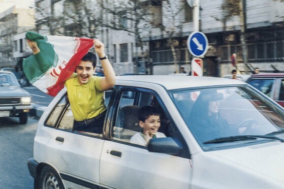 شادی مردم پس تساوی مقابل استرالیا و صعود به جام جهانی فرانسه در هشتم آذر ۷۶