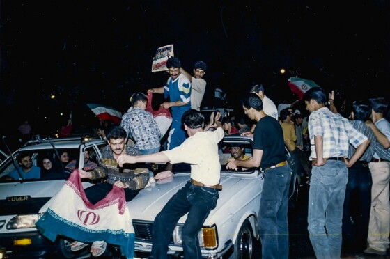 شادی مردم پس تساوی مقابل استرالیا و صعود به جام جهانی فرانسه در هشتم آذر ۷۶