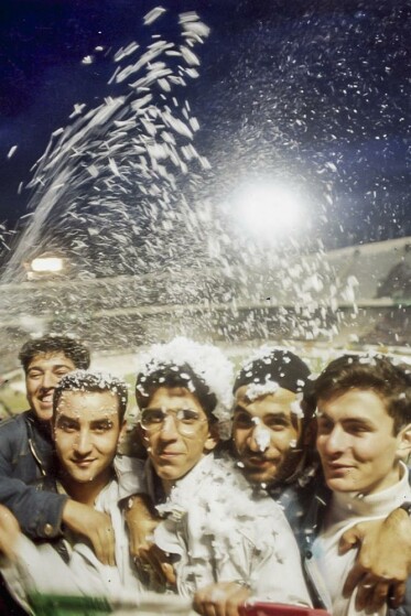 شادی مردم پس تساوی مقابل استرالیا و صعود به جام جهانی فرانسه در هشتم آذر ۷۶