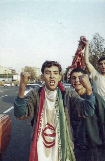 شادی مردم پس تساوی مقابل استرالیا و صعود به جام جهانی فرانسه در هشتم آذر ۷۶