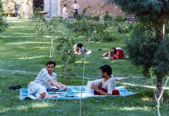 زندگی روزمره دانشجویان درکوی دانشگاه تهران در دهه هفتاد