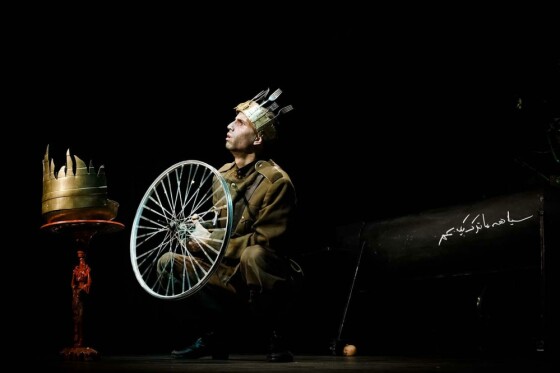 نمایش قلاده ای برای یک سگ مرده