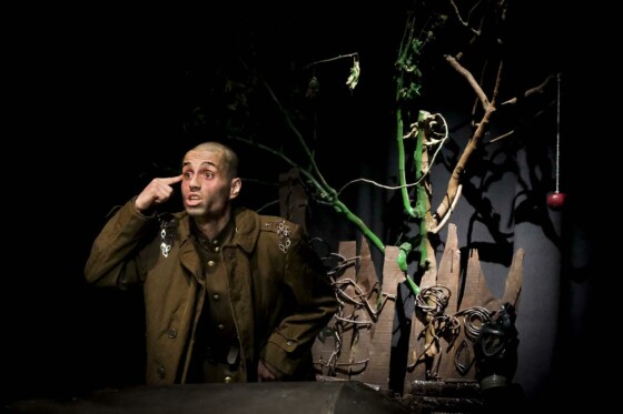 نمایش قلاده ای برای یک سگ مرده