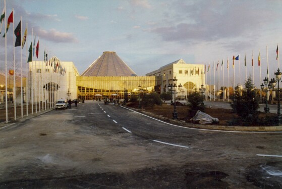 تصاویر کمتر دیده شده از  هشتمین اجلاس سران کشورهای اسلامی در سال ۷۶