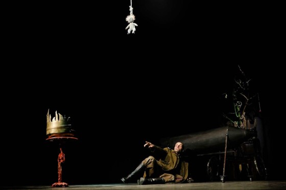 نمایش قلاده ای برای یک سگ مرده