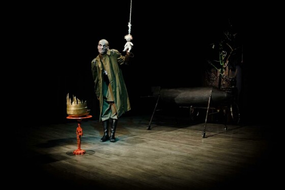 نمایش قلاده ای برای یک سگ مرده