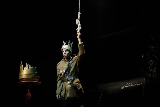 نمایش قلاده ای برای یک سگ مرده