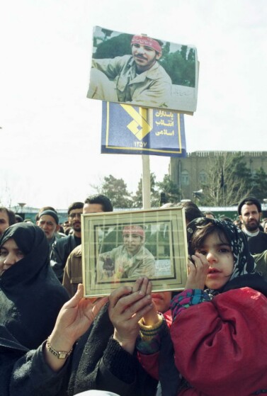 عکس های منتشر نشده از تشییع پیکر ۳۰۰۰ هزار شهید در سال ۱۳۷۳