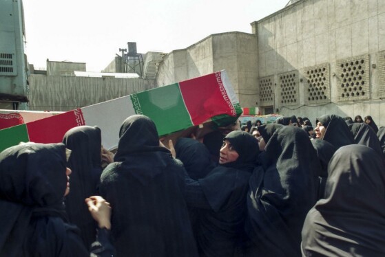 عکس های منتشر نشده از تشییع پیکر ۳۰۰۰ هزار شهید در سال ۱۳۷۳