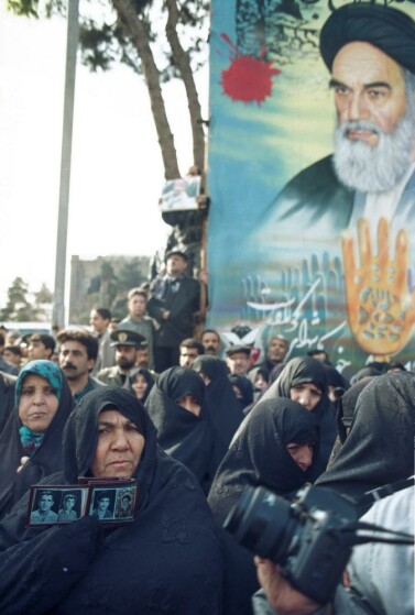 عکس های منتشر نشده از تشییع پیکر ۳۰۰۰ هزار شهید در سال ۱۳۷۳