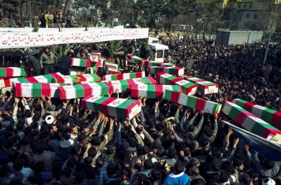 عکس های منتشر نشده از تشییع پیکر ۳۰۰۰ هزار شهید در سال ۱۳۷۳