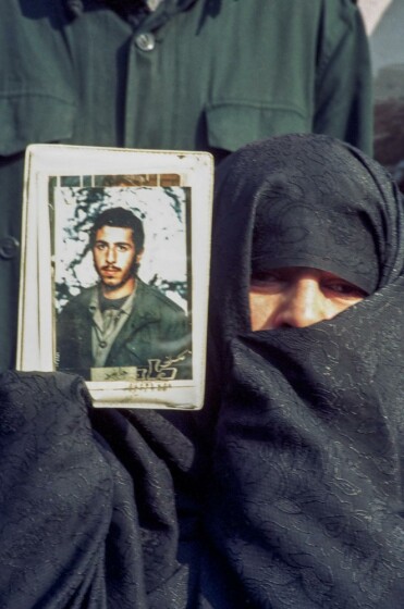 عکس های منتشر نشده از تشییع پیکر ۳۰۰۰ هزار شهید در سال ۱۳۷۳