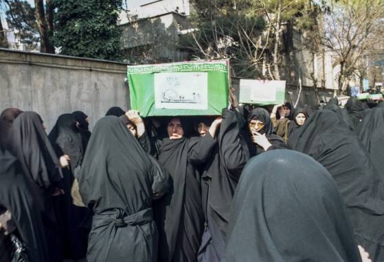 عکس های منتشر نشده از تشییع پیکر ۳۰۰۰ هزار شهید در سال ۱۳۷۳