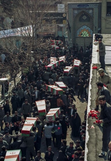 عکس های منتشر نشده از تشییع پیکر ۳۰۰۰ هزار شهید در سال ۱۳۷۳